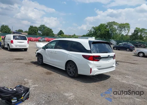 2025 Honda Odyssey Touring z USA, uszkodzony, nr VIN 5FNRL6H87SB001310